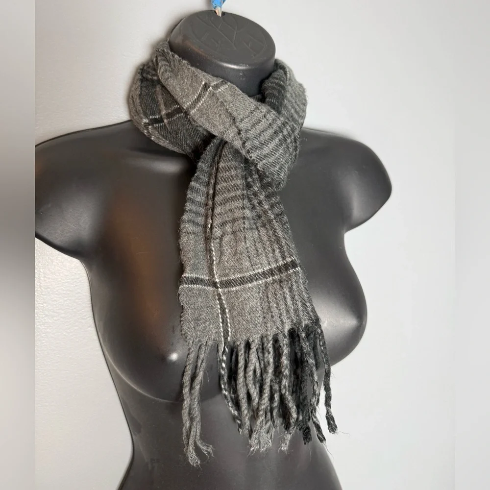 Geoffrey Beene Made in Italy Classic Unisex Acrylic Scarf 54x10 Plus Fringe